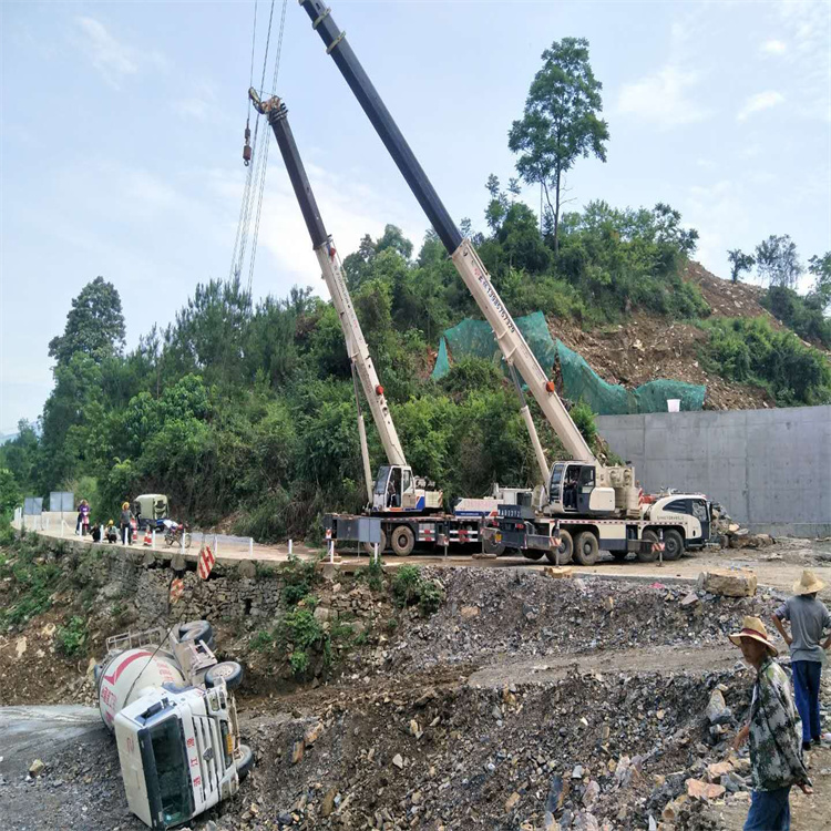 青州汽车掉沟里叫吊车救援要多少钱
